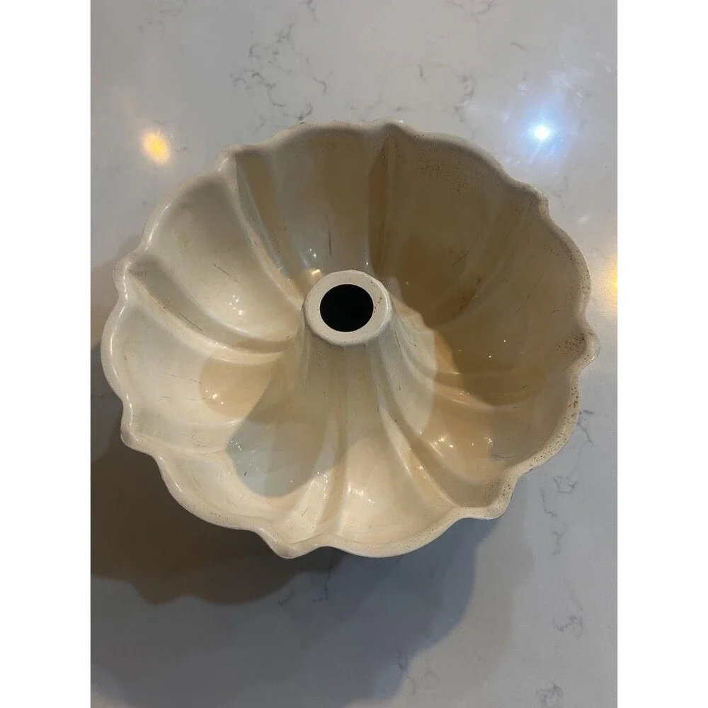 Vintage Green Aluminum Fluted Bundt Cake Pan 10 Inch 12 Cup Mold
